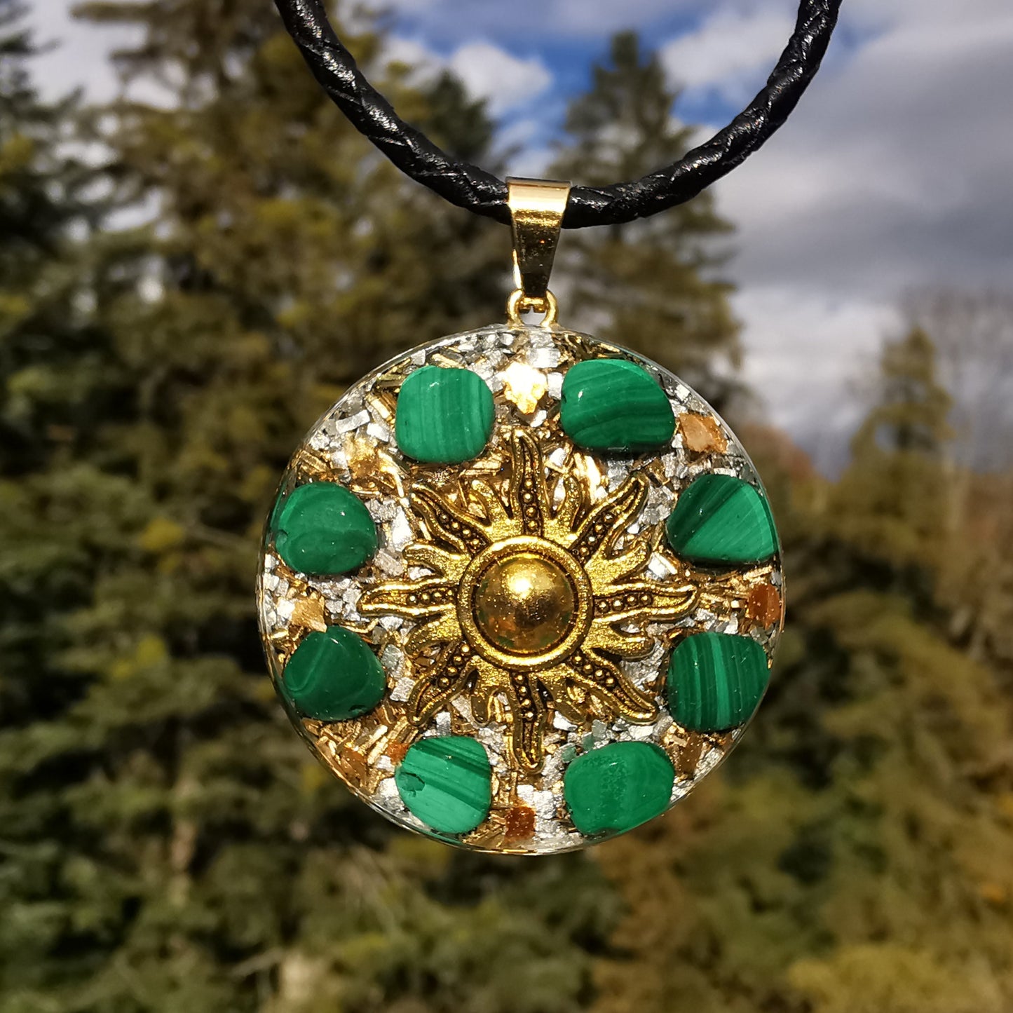Grosser Orgone Anhänger NEUBEGINN mit Malachit SONNE gold