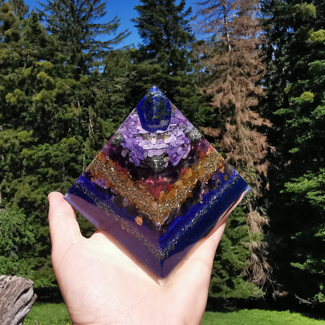 Orgone Pyramide LICHTFUNKE & SPIRITUELLES WACHSTUM Lapislazuli Pyrit Amethyst Charoit Sugilith Rubin 10cm