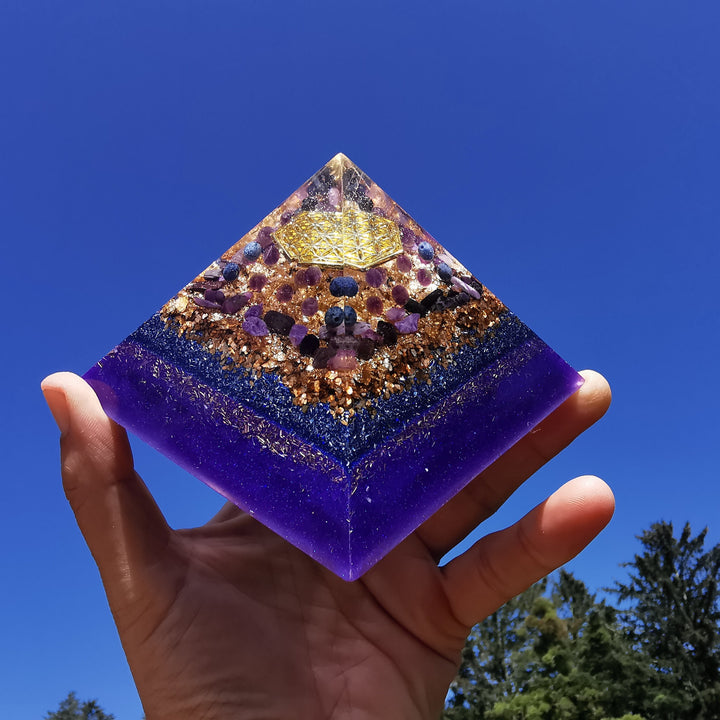 Orgone Cheops Pyramide GEDULD - TRANSFORMATION - GELASSENHEIT - ABGRENZUNG Dumortierit Amethyst Charoit Sugilith 9.5cm