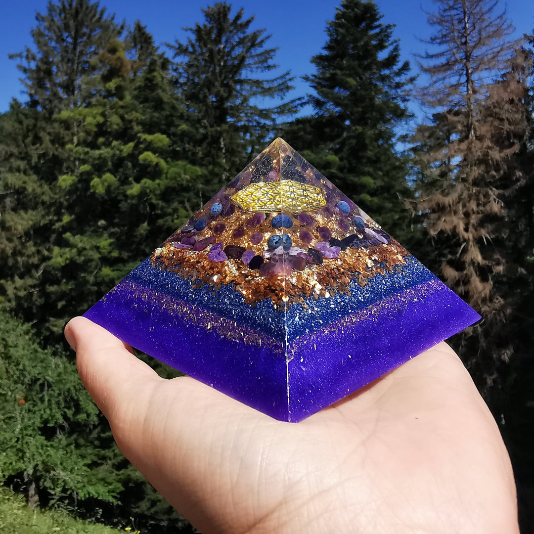 Orgone Cheops Pyramide GEDULD - TRANSFORMATION - GELASSENHEIT - ABGRENZUNG Dumortierit Amethyst Charoit Sugilith 9.5cm