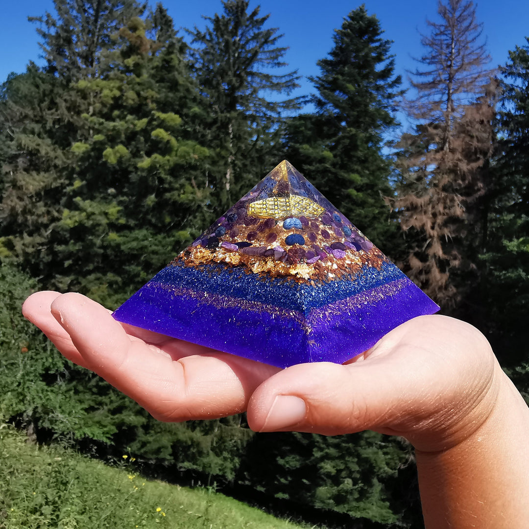 Orgone Cheops Pyramide GEDULD - TRANSFORMATION - GELASSENHEIT - ABGRENZUNG Dumortierit Amethyst Charoit Sugilith 9.5cm