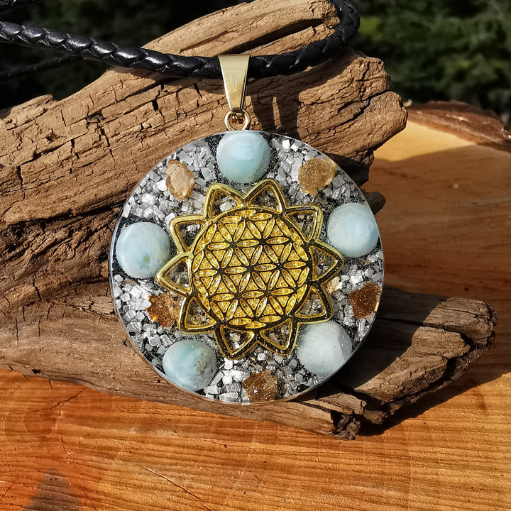 Orgone Anhänger gross GEBORGENHEIT mit LARIMAR Lebensblume gold