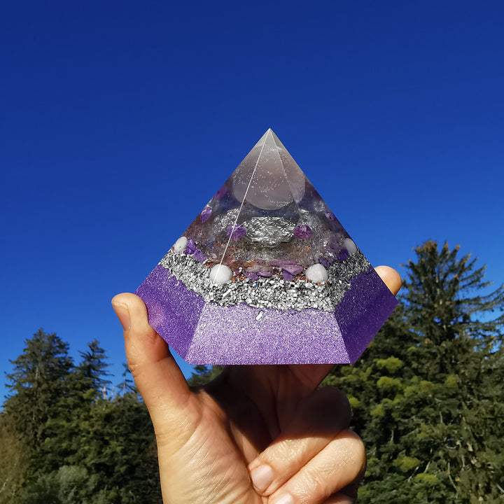 Orgone Hexagonal Pyramide STILLE Selenit Charoit Baryt Lepidolith ⌀12cm ↑7.6cm