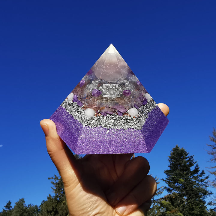 Orgone Hexagonal Pyramide STILLE Selenit Charoit Baryt Lepidolith ⌀12cm ↑7.6cm