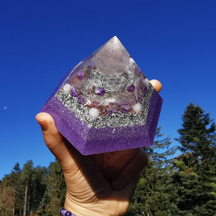 Orgone Hexagonal Pyramide STILLE Selenit Charoit Baryt Lepidolith ⌀12cm ↑7.6cm