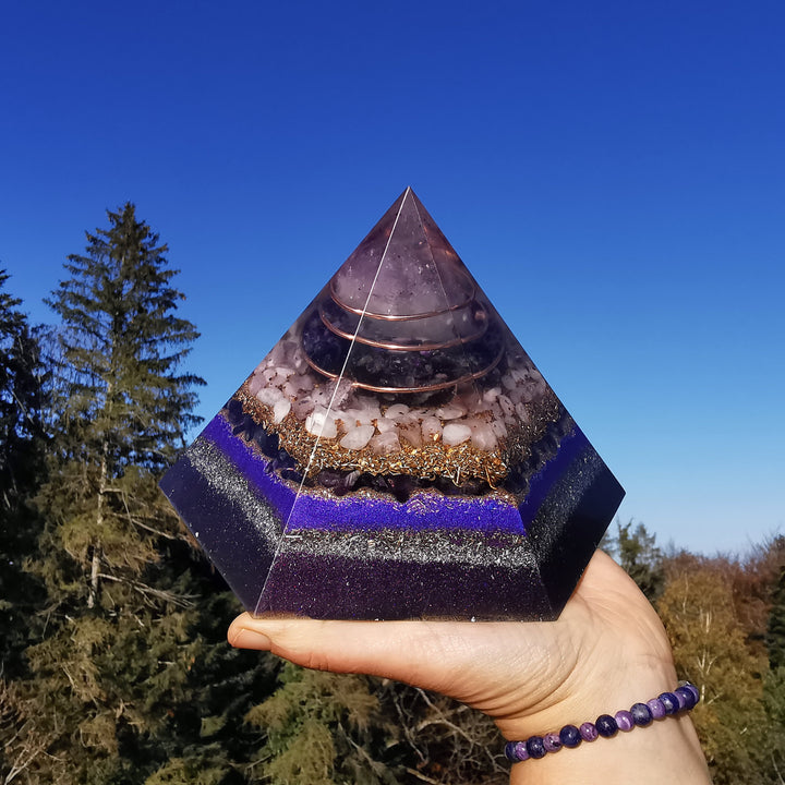 Orgone Hexagonal Pyramide VIOLETTE FLAMME Amethyst Sugilith Fluorit Kunzit ⌀19cm ↑11.5cm