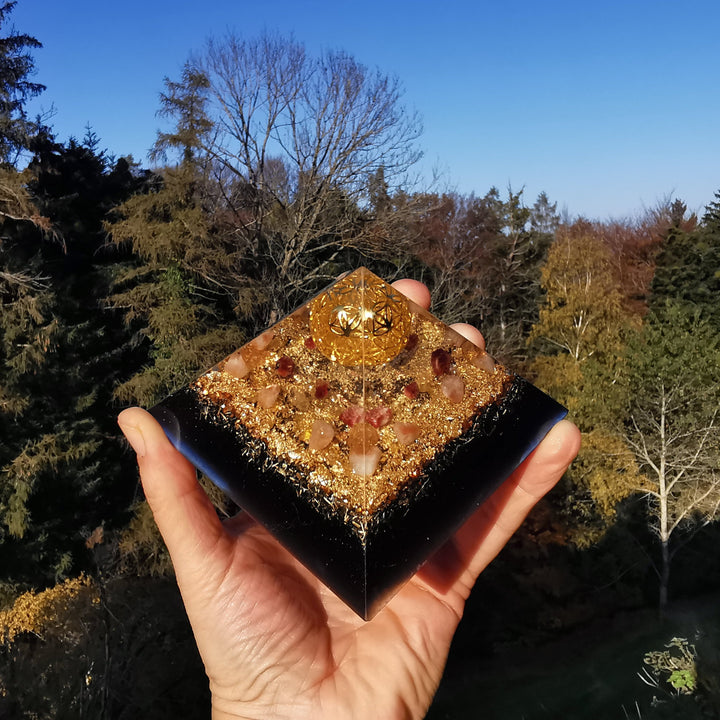 Orgone Cheops Pyramide ERLEUCHTUNG Goldtopas Skapolith Sonnenstein Zirkon 10cm