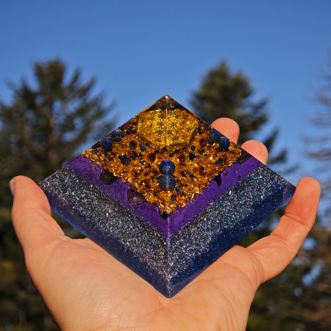 Orgone Cheops Pyramide INTUITION - TRANSFORMATION - ABGRENZUNG Lapislazuli Amethyst Sugilith →9.5cm ↑7cm