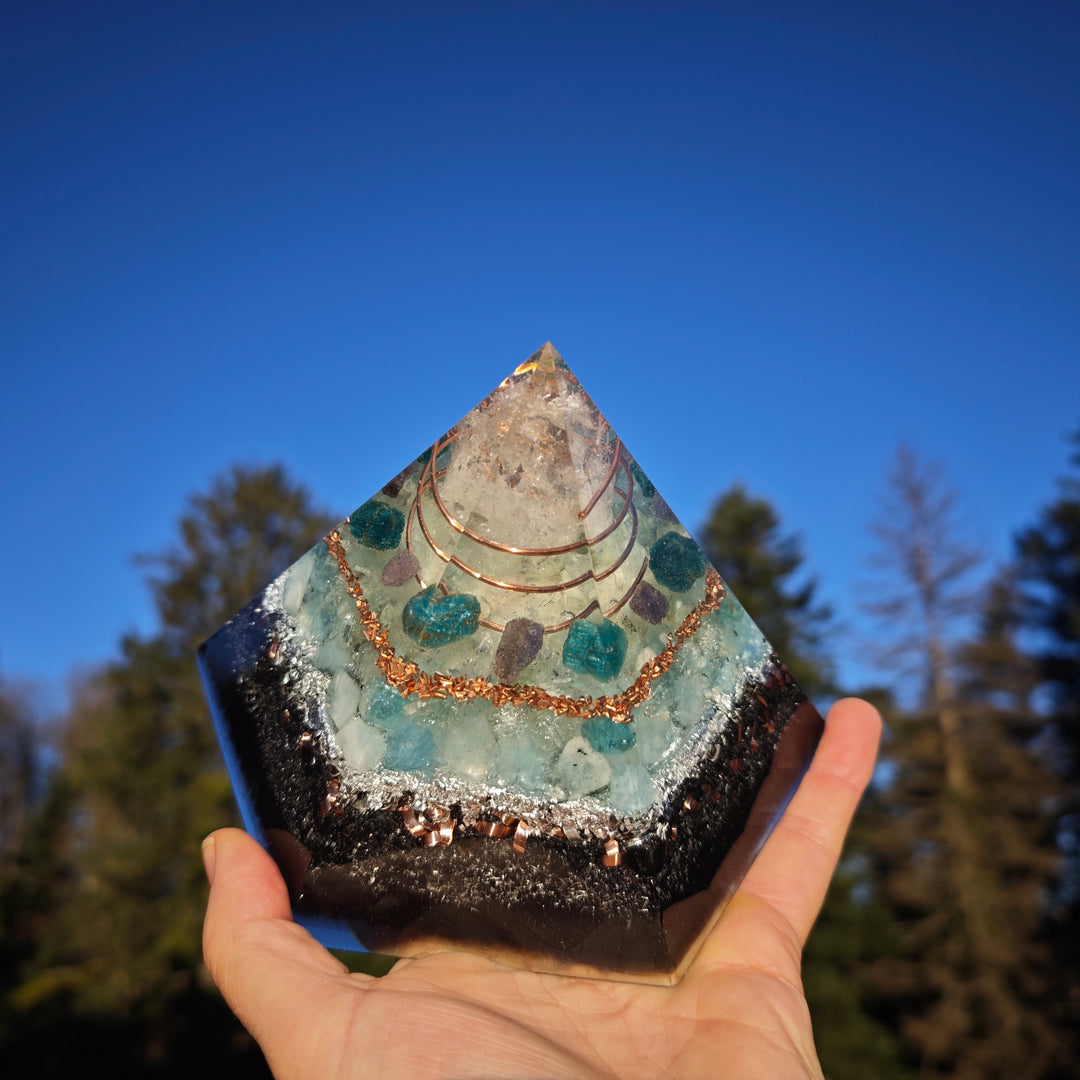 Orgone Hexagonal Pyramide MEDIALITÄT & URVERTRAUEN Bergkristall Aquamarin Apatit Tansanit  ⌀16cm ↑13cm