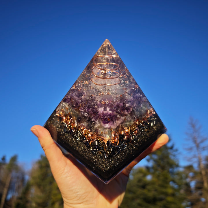 Orgone Pyramide GEISTIGE FREIHEIT Bergkristall Regenbogen Fluorit →11cm ↑11cm