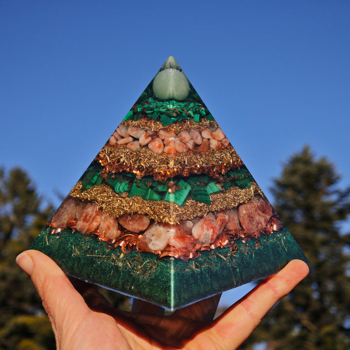 Orgone Pyramide OPTIMISMUS Aventurin Malachit Sonnenstein Extraqualität →12cm ↑12cm (Kopie)