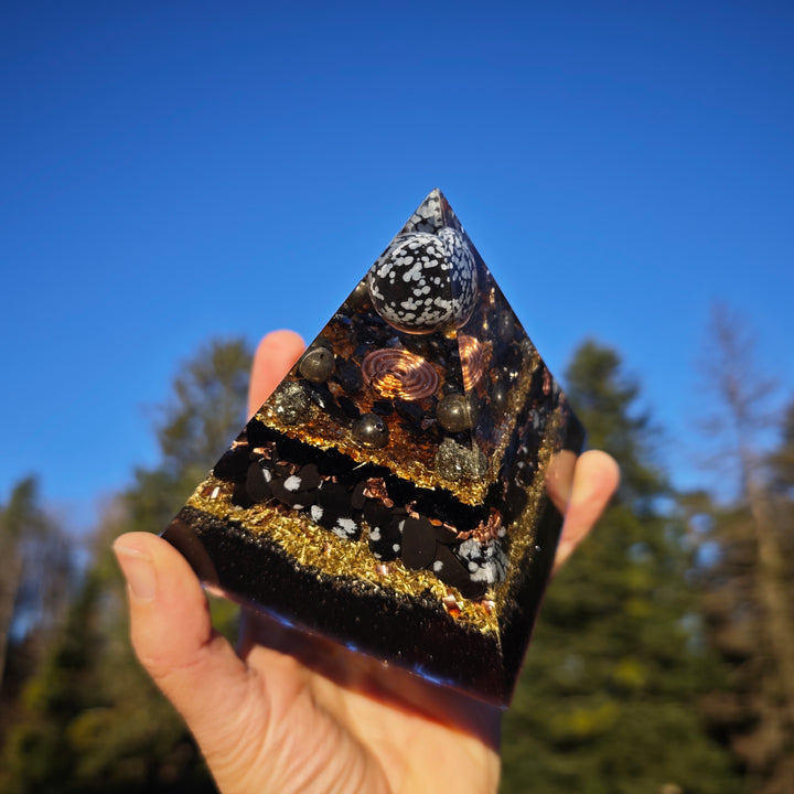 Orgone Pyramide SCHUTZ & LICHTARBEIT Schneeflockenobsidian Pyrit Rauchquarz Turmalin cm →9cm ↑9cm (+-450g)
