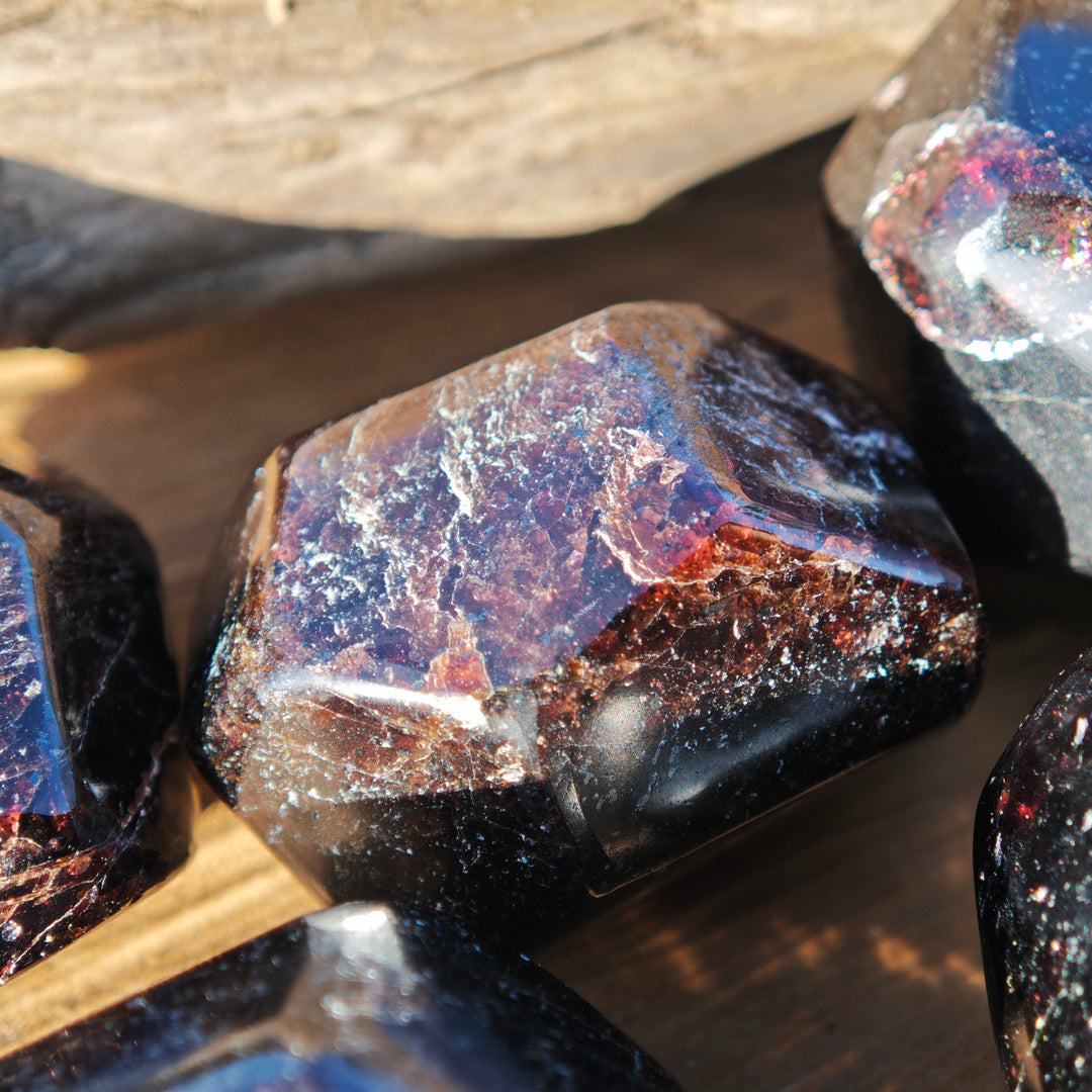 GRANAT Oktaeder WIDERSTANDSKRAFT von der Natur geschaffen von Hand poliert 2.5-3.5cm