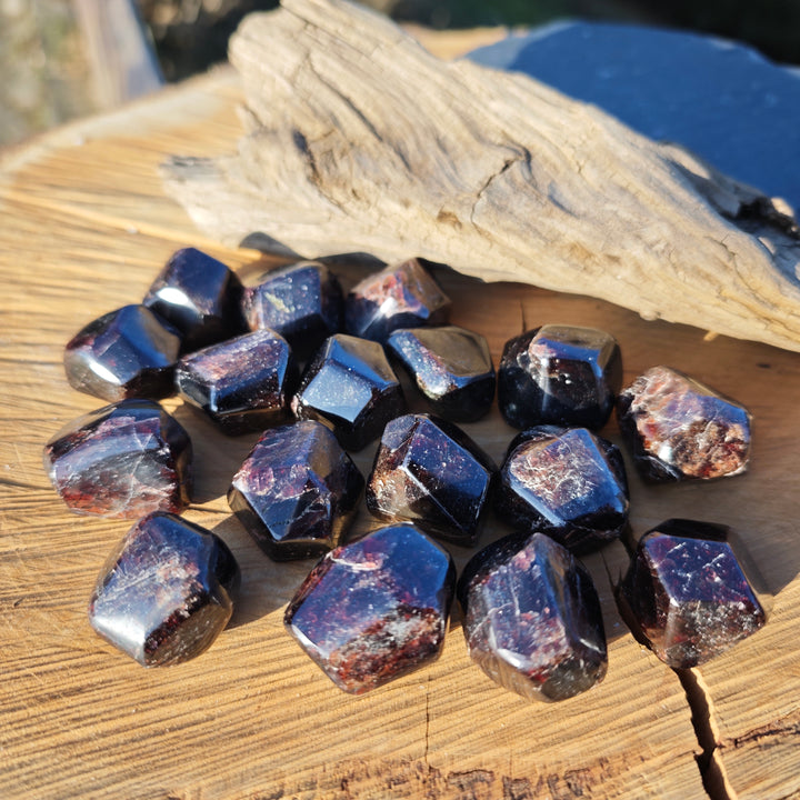 GRANAT Oktaeder WIDERSTANDSKRAFT von der Natur geschaffen von Hand poliert 1.5-2.5cm