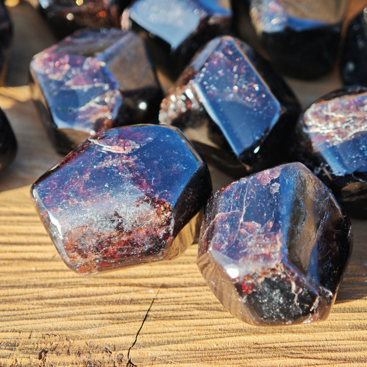 GRANAT Oktaeder WIDERSTANDSKRAFT von der Natur geschaffen von Hand poliert 1.5-2.5cm