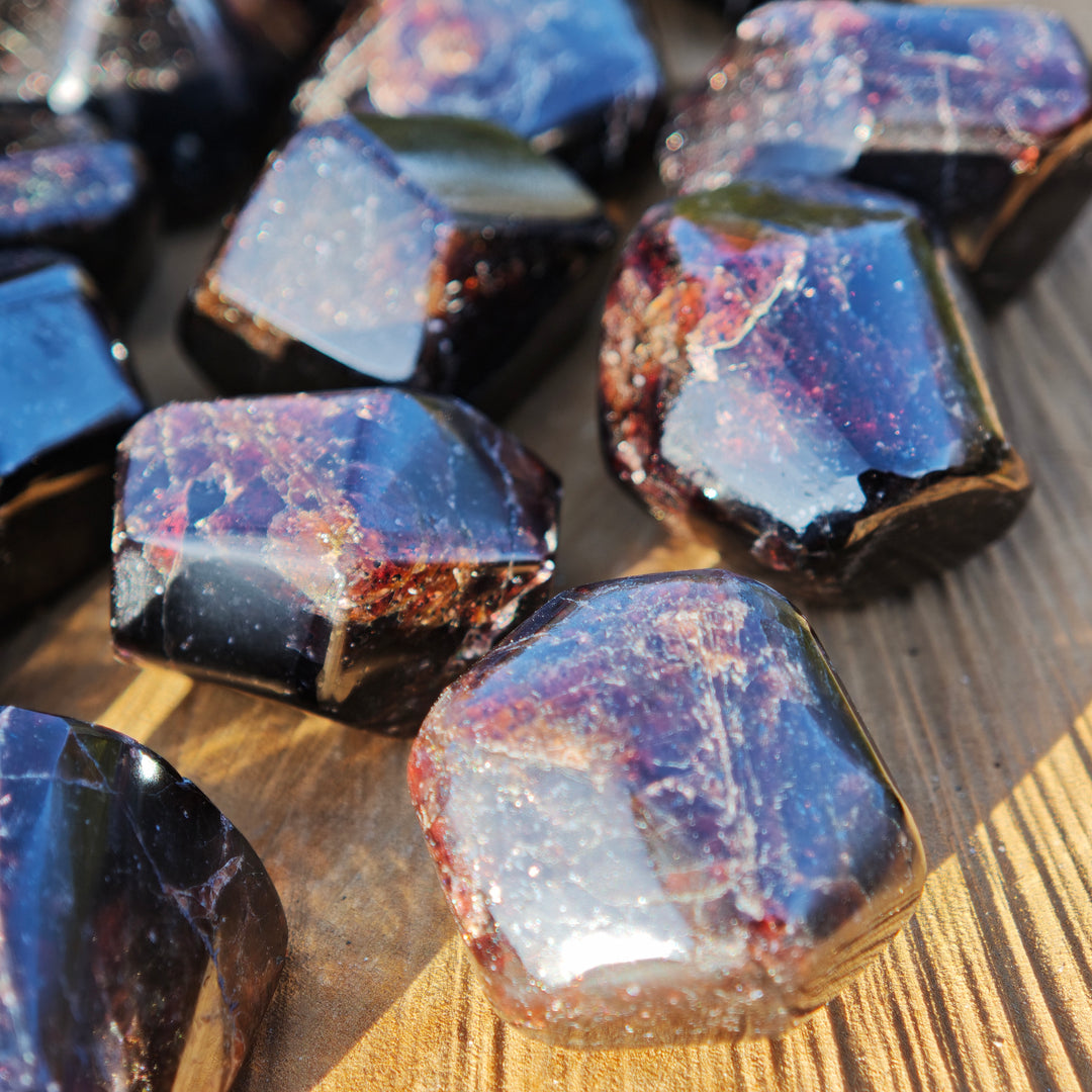 GRANAT Oktaeder WIDERSTANDSKRAFT von der Natur geschaffen von Hand poliert 1.5-2.5cm