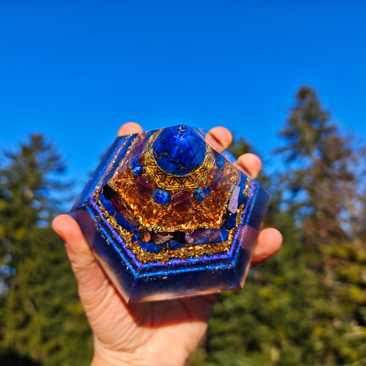 Orgone Hexagonal Pyramide WAHRHEIT, TRANSFORMATION & GEISTIGE LIEBE Lapislazuli Amethyst Charoit Sugilith ⌀12cm ↑7.6cm