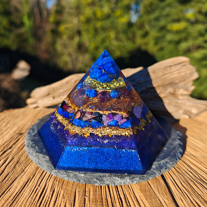 Orgone Hexagonal Pyramide WAHRHEIT, TRANSFORMATION & GEISTIGE LIEBE Lapislazuli Amethyst Charoit Sugilith ⌀12cm ↑7.6cm