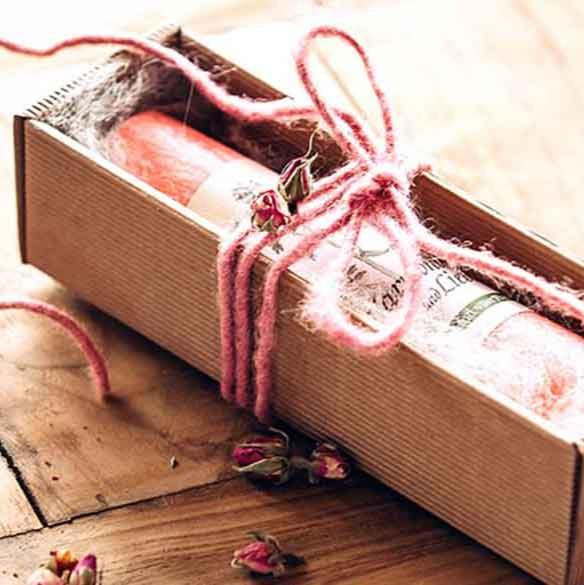 Geschenkbox offen für Heilkräuter Kerze