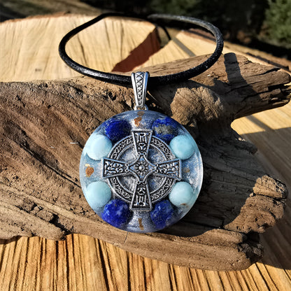 Orgone Anhänger SELBSTSICHERHEIT mit Lapislazuli & Larimar Kelten Kreuz