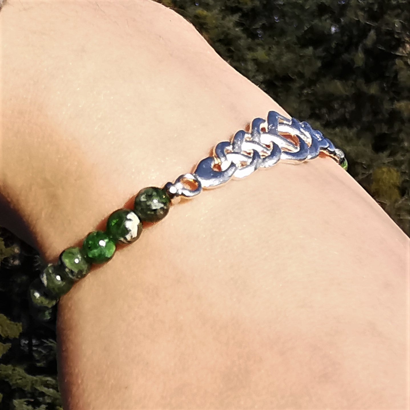 Armband SELBST LIEBE Chromdiopsid keltischer Flechtknoten aus S925 5mm Kugeln