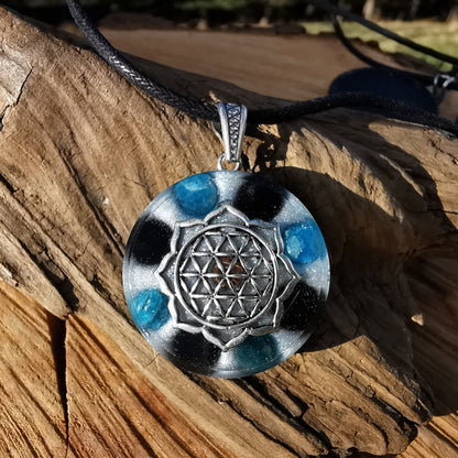 Orgone Anhänger PSYCHISCHE STÄRKE mit Apatit & schwarzem Turmalin Lebensblume