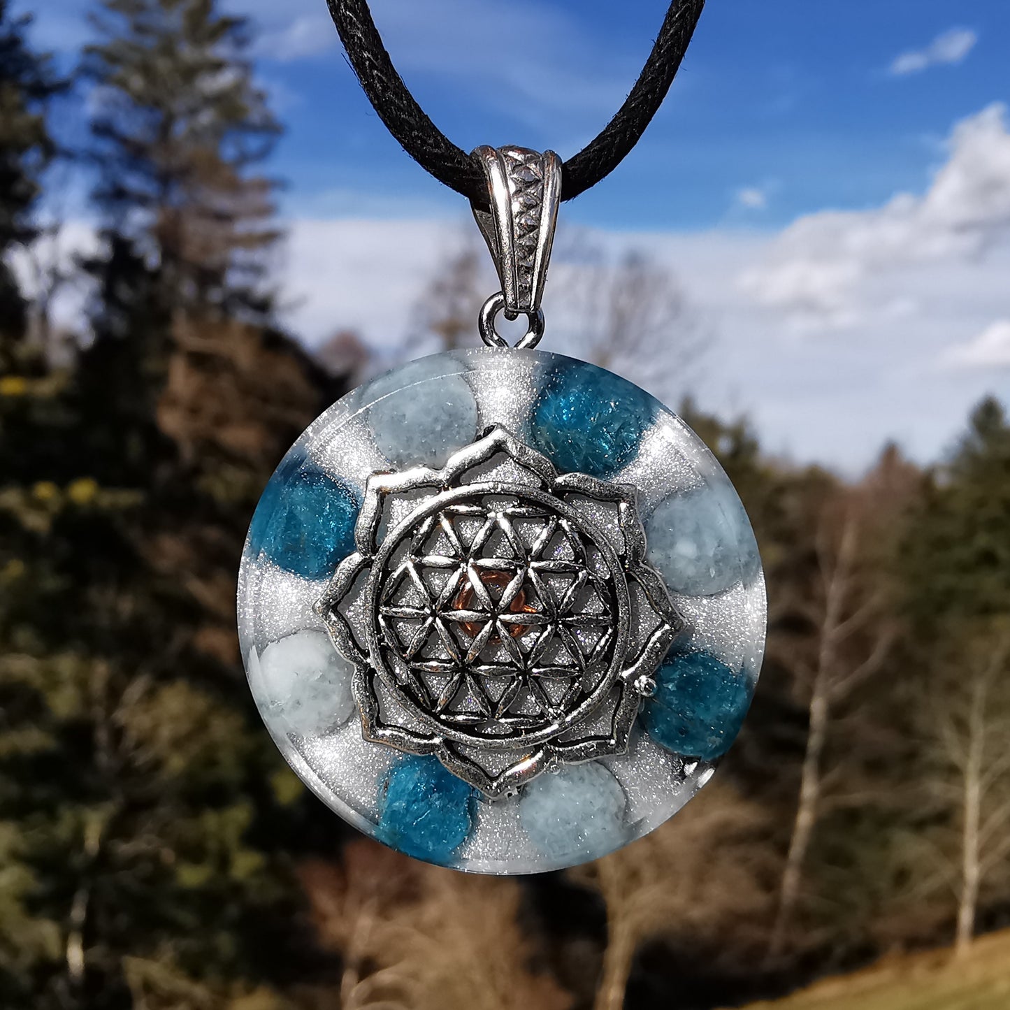Orgone Anhänger KLARHEIT mit Aquamarin & Apatit Lebensblume